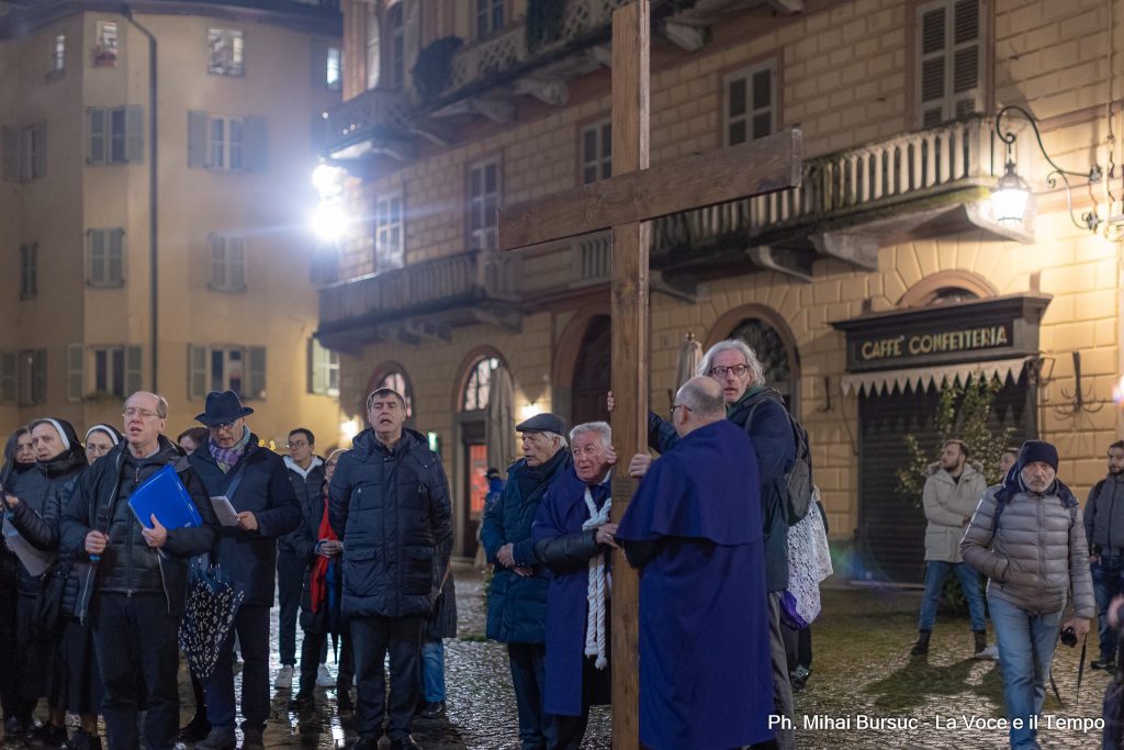 Via Crucis del Venerdì Santo per le vie di Torino guidata da mons