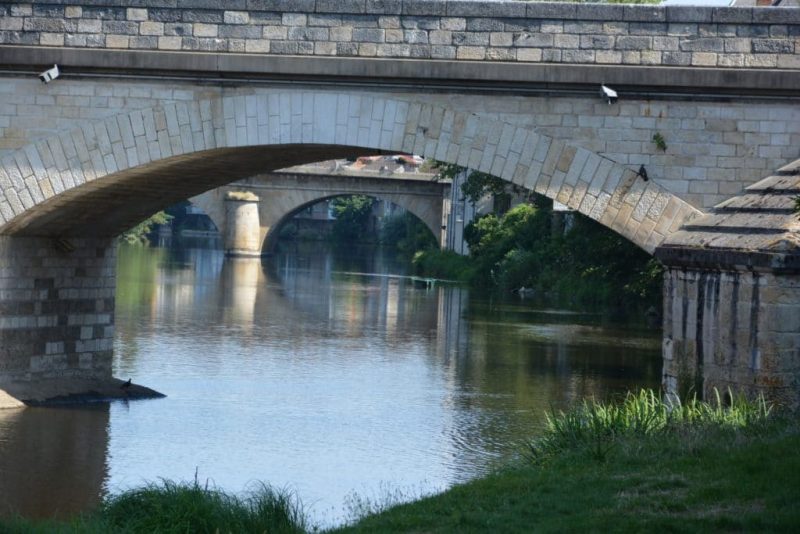 Ponte di silenzio, sospeso tra due sponde